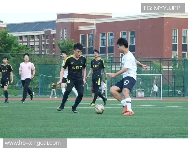 灵昆中学足球队奋勇拼搏展现青春风采助力校园文化建设与团队精神提升